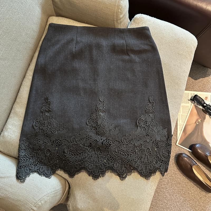 2026 Autumn Korean Minimalist Lace-Trimmed Straight Pencil Midi Skirt for Women - Image 4